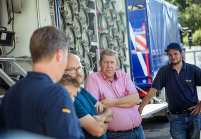 MdB Schwarz im Gespräch mit Aktiven des THW Forchheim