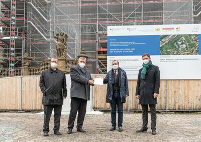 Andreas Schwarz MdB (2.v.l.) überreicht den Förderbescheid an OB Andreas Starke, li. Bertram Felix, re. BM Glüsenkamp