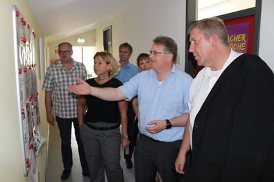 Andreas Schwarz mit Joachim Muhlert (Mitte), und Sachgebietsleiterin Sigrid Roth.